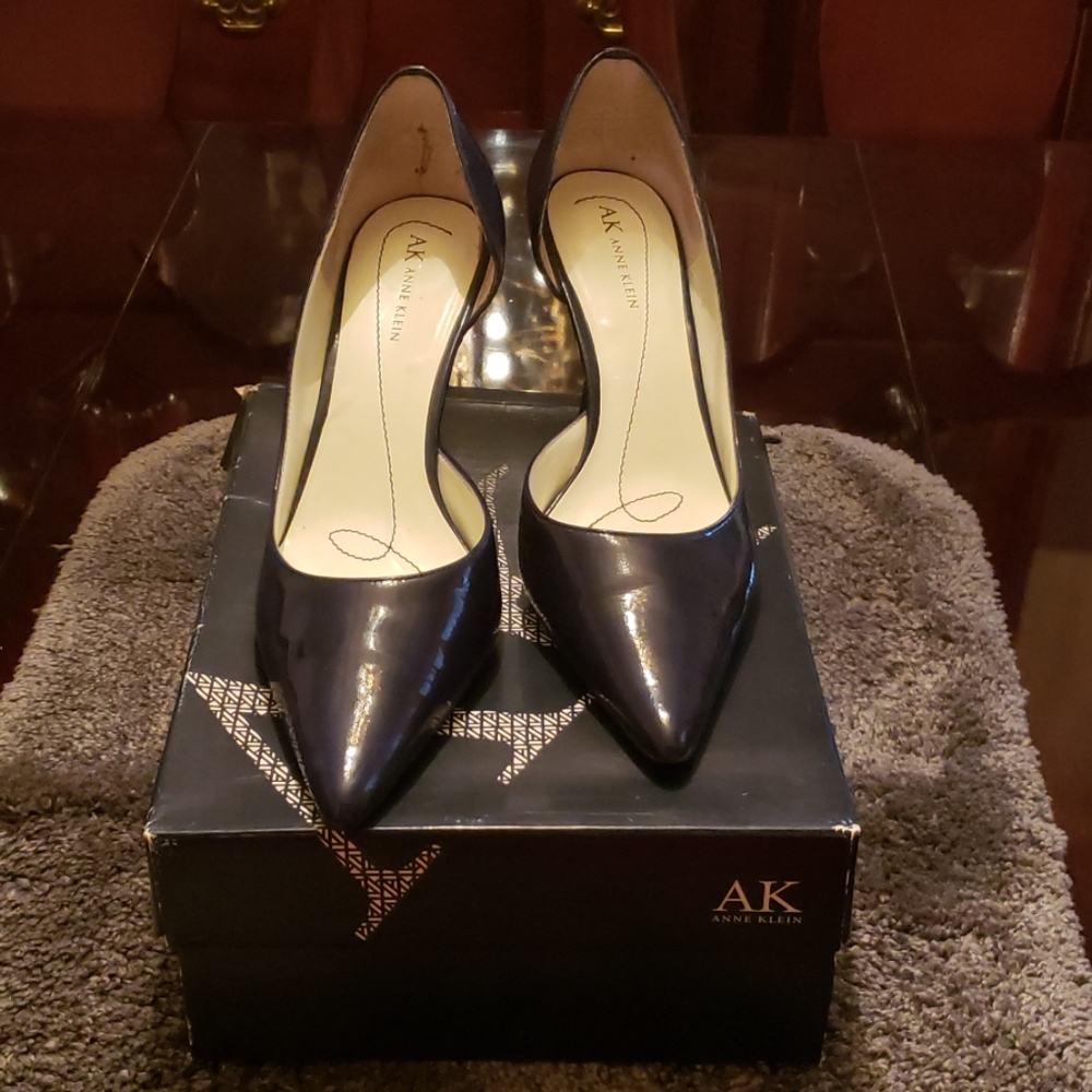 ANNE KLEIN Navy patent leather heel